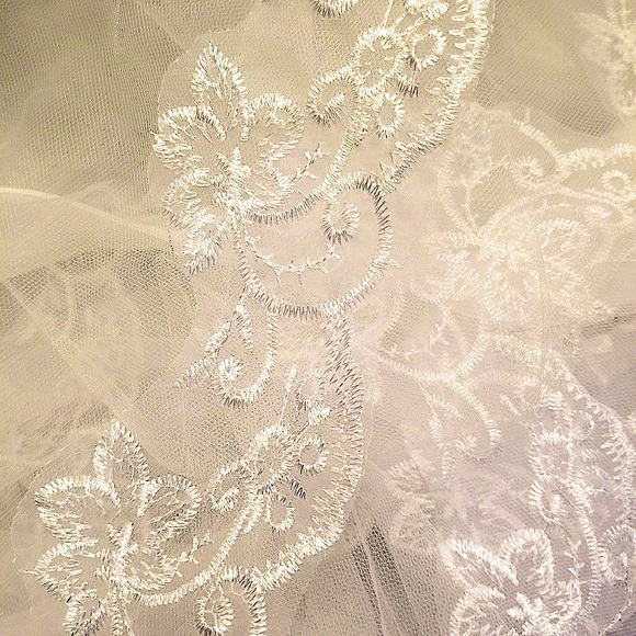 🌷New Wedding Veil with Applique Edging around💖 - Picture 2 of 4